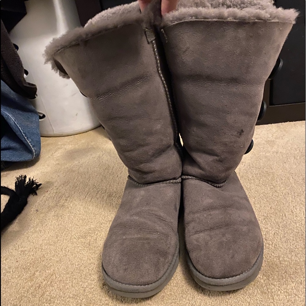 UGGS - Picture 3 of 5